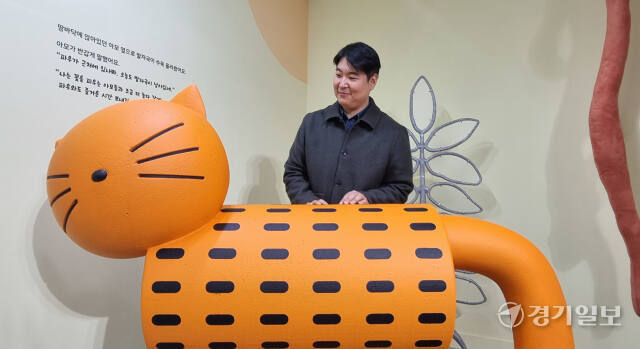 수원시립만석전시관에서 만난 ‘빅 키티’ 작품과 이학민 작가의 모습. 이나경기자