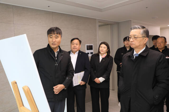 고양장항 지구에 위치한 LH 신혼희망타운에서 이한준 LH 사장(오른쪽 첫 번째)이 직원들로부터 입주 상황에 대한 설명을 듣고 있다. LH 제공
