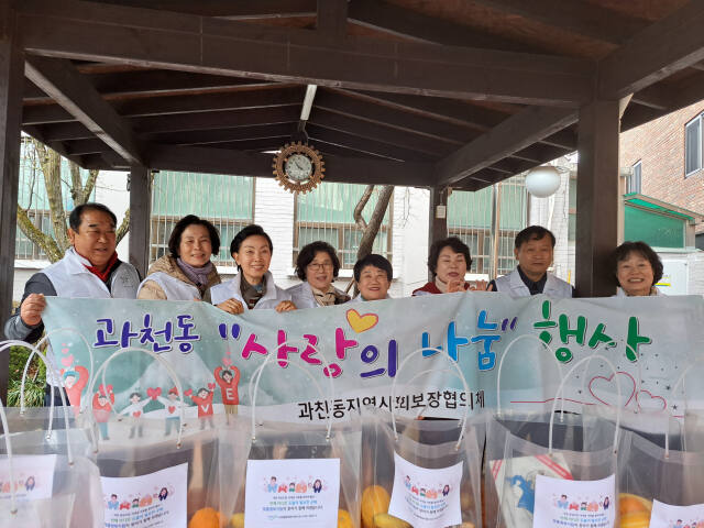 과천 지역사회보장협의체가 홀로 사시는 어르신 가구 15곳에 과일을 전달했다. 과천시 제공