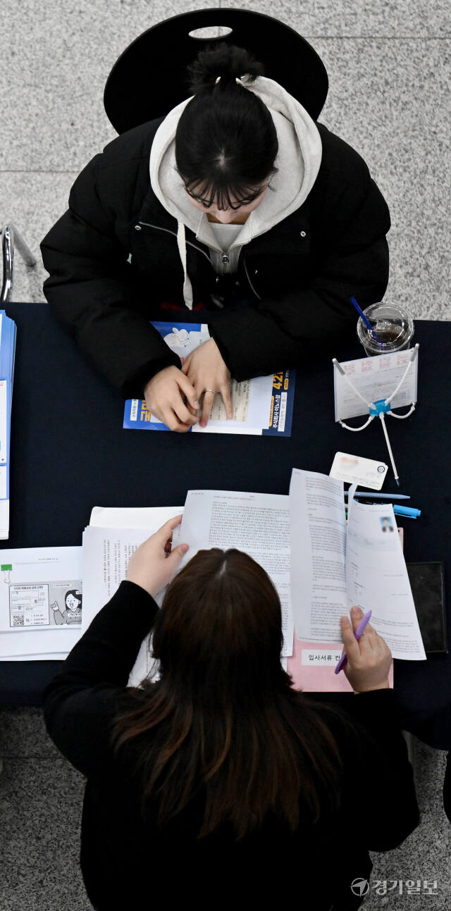 26일 인천시청 중앙홀에서 열린 '2024 인천공기업·우수기업 청년취업설명회'를 찾은 한 구직자가 입사서류 컨설팅을 받고 있다. 조병석기자