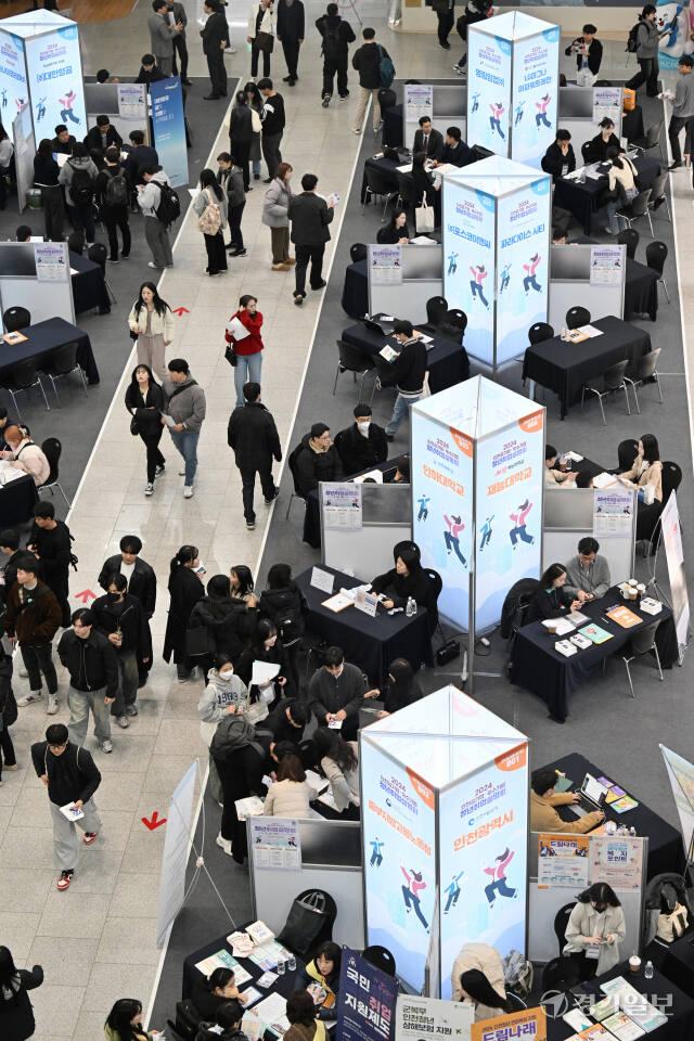 26일 인천시청 중앙홀에서 열린 '2024 인천공기업·우수기업 청년취업설명회'를 찾은 구직자들이 참가 업체부스에서 취업 관련 설명을 듣고 있다. 조병석기자
