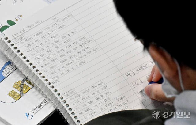 26일 인천시청 중앙홀에서 열린 '2024 인천공기업·우수기업 청년취업설명회'를 찾은 한 구직자가 참가 업체부스에서 취업 관련 내용을 정리하고 있다. 조병석기자