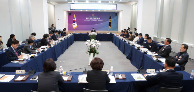 경기도시군의회 의장협의회가 26일 광주시의회에서 정례회의를 열고 안건을 논의하고 있다. 광주시의회 제공