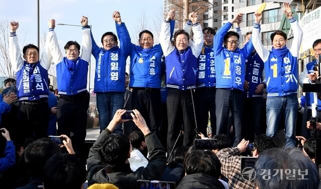 더불어민주당 이재명 대표가 최근 인천 서구 정서진 중앙시장 인근에서 인천 후보들과 함께 시민들에게 인사하고 있다. 경기일보 DB