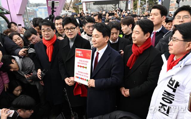 국민의힘 한동훈 비상대책위원장이 최근 인천 계양구 인천도시철도(지하철) 1호선 박촌역을 찾아 인천 후보들의 선거운동을 돕고 있다. 경기일보 DB