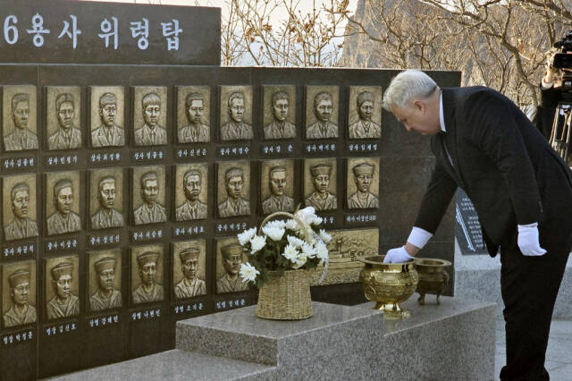 국민의미래 인요한 선거대책위원장이 26일 인천 옹진군 백령도 46용사 위령탑을 찾아 참배하고 있다. 독자제공