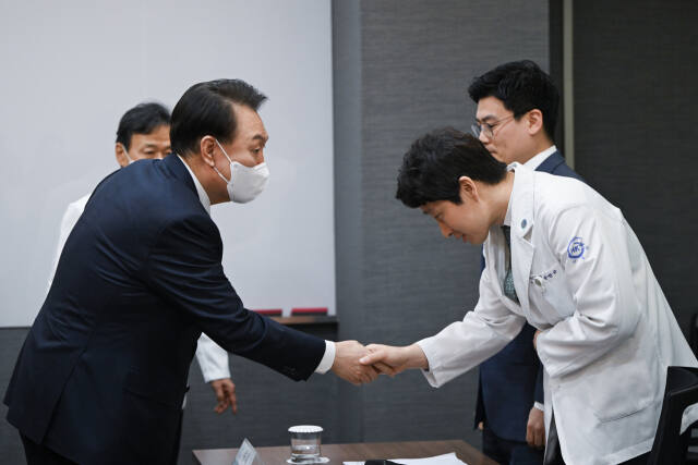 윤석열 대통령이 26일 오후 청주 한국병원을 방문, 병원 의료진과 간담회를 시작하기 전 인사하고 있다. 연합뉴스