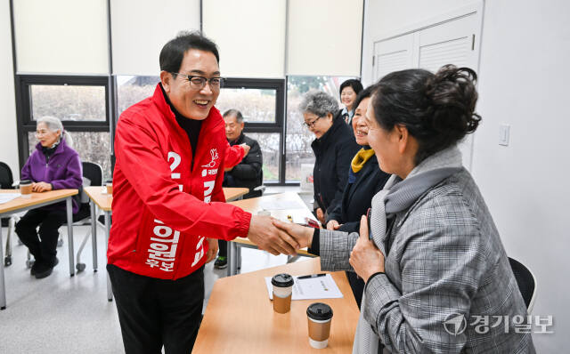 26일 여주시 노인복지관에서 열린 ‘국회의원 후보자 정책협약식’에서 여주·양평 선거구 국민의힘 김선교 후보가 참석자와 인사하고 있다. 윤원규기자