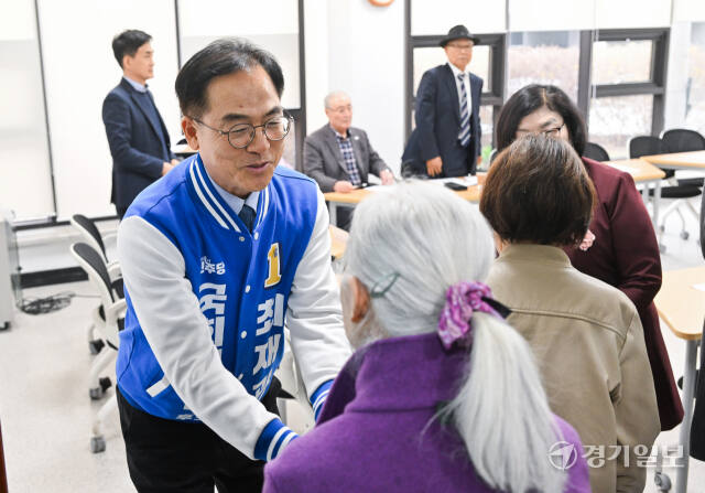 26일 여주시 노인복지관에서 열린 ‘국회의원 후보자 정책협약식’에서 여주·양평 선거구 국민의힘 최재관 후보가 참석자와 인사하고 있다. 윤원규기자