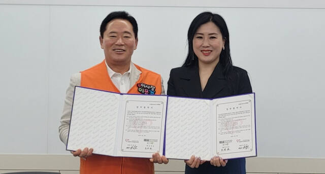 이용걸 의정부시자원봉사센터 이사장과 송영은 대한무용예술협회 대표가 자원봉사 활성화를 위한 업무협약을 체결한 뒤 기념촬영하고 있다. 의정부시자원봉사센터 제공