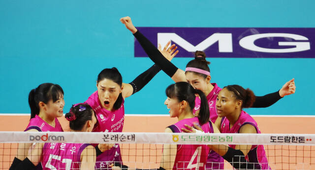 26일 인천 삼산월드체육관에서 열린 V리그 여자부 플레이오프 3차전 대전 정관장과의 경기서 득점 후 인천 흥국생명 선수들이 기뻐하고 있다.연합뉴스