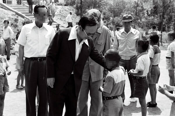1977년 손재식 당시 경기도지사 선감학원 시찰 모습. 경기도 제공
