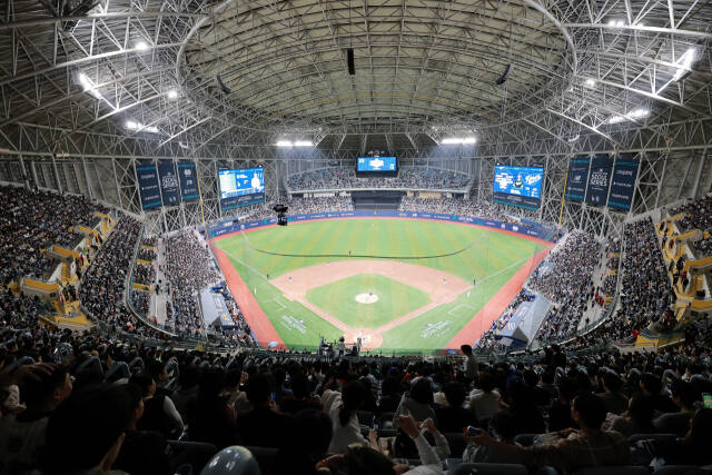 지난 주 ‘2024 MLB 월드투어 서울 시리즈’가 열린 고척돔이 국내 기술로 설치된 조명으로 인해 경기장의 밝기와 쾌적한 환경으로 호평을 받았다.마루라이팅 제공