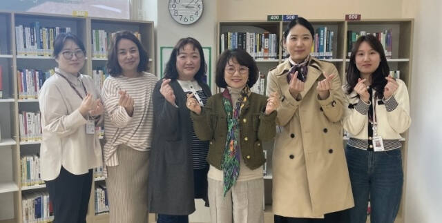 원순자 경기도의정부교육지원청 교육장(오른쪽에서 세번째)이 봄볕 작은도서관을 방문한 뒤 기념촬영하고 있다. 경기도의정부교육지원청 제공