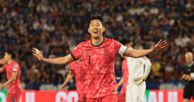 26일 밤 태국 방콕 라자망갈라 스타디움에서 열린 2026 북중미 월드컵 아시아 지역 2차 예선 C조 4차전 태국과의 원정 경기에서 이강인의 도움으로 후반 추가골을 넣은 손흥민이 기뻐하고 있다.연합뉴스