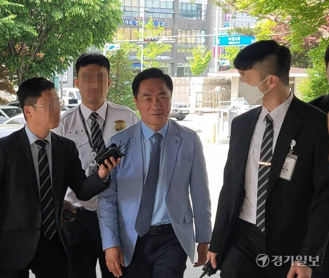 장장선 평택시장이 지난해 5월26일 수원지법 평택지원으로 들어 오고 있다. 경기일보 DB