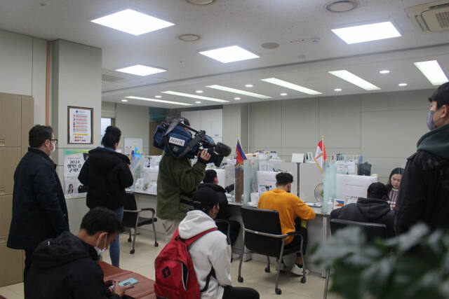 일본 NHK 방송 제작진이 안산시의 외국인 시책을 소개하기 위해 방문해 취재하고 있다. 안산시 제공
