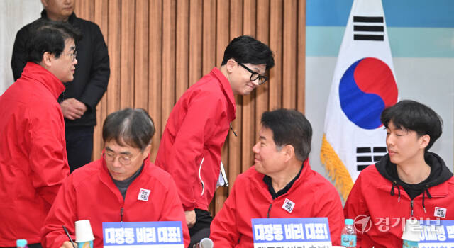 한동훈 국민의힘 비상대책위원장 겸 총괄 선거대책위원장이 27일 인천 남동구 만수새마을금고에서 열린 인천 현장 중앙선거대책위원회의에 참석하고 있다. 조병석기자