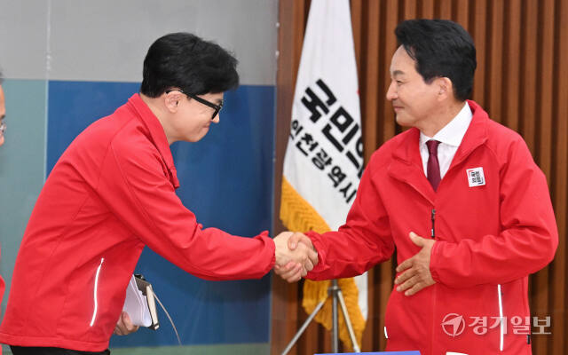 한동훈 국민의힘 비상대책위원장 겸 총괄 선거대책위원장이 27일 인천 남동구 만수새마을금고에서 열린 인천 현장 중앙선거대책위원회의에서 원희룡 국민의힘 인천 계양을 후보 겸 공동선대위원장과 인사를 나누고 있다.조병석기자