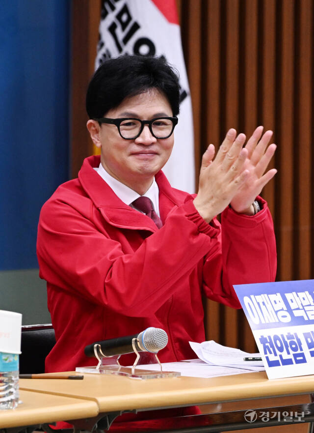 한동훈 국민의힘 비상대책위원장 겸 총괄 선거대책위원장이 27일 인천 남동구 만수새마을금고에서 열린 인천 현장 중앙선거대책위원회의 박수를 치고 있다. 조병석기자