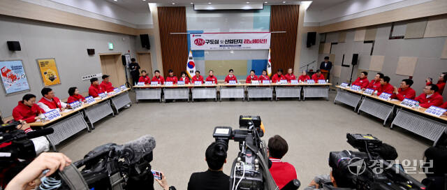 한동훈 국민의힘 비상대책위원장 겸 총괄 선거대책위원장이 27일 인천 남동구 만수새마을금고에서 열린 인천 현장 중앙선거대책위원회의에서 발언하고 있다. 조병석기자
