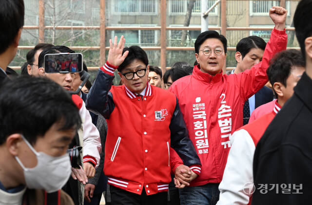국민의힘 한동훈 총괄선거대책위원장 겸 비상대책위원장이 27일 인천 남동구 모래내시장을 찾아 손범규(인천 남동구갑)·신재경(인천 남동구을) 후보와 함께 시민들에게 지지를 호소하고 있다.조병석기자