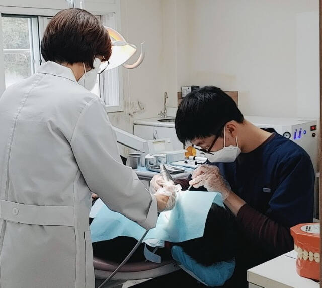 최근 인천 옹진군이 지역 주민을 대상으로 진행한 치주질환 지원 사업. 한 주민이 치과에서 치료를 받고 있다. 군 제공