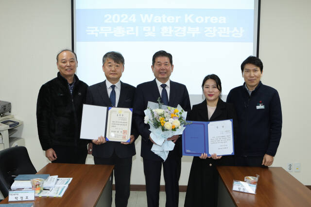 최계운 인천환경공단 이사장이 국무총리 표창과 환경부장관상을 수상한 직원들과 함께 기념 촬영을 하고 있다. 공단 제공