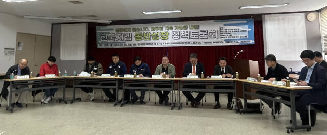 15일 오전 인천 부평구 한국지엠 부평공장 복지회관 소극장에서 열린 토론회에서 참여자들이 이야기하고 있다. 김샛별기자