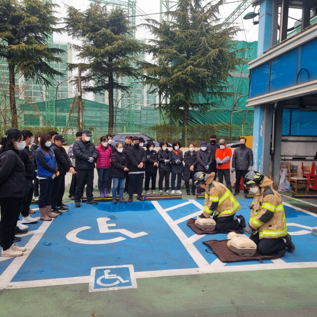 인천 서구시설관리공단은 최근 인천 서부소방서와 함께 구청 주차타워 공영주차장에서 합동 소방훈련을 했다. 서구청 제공