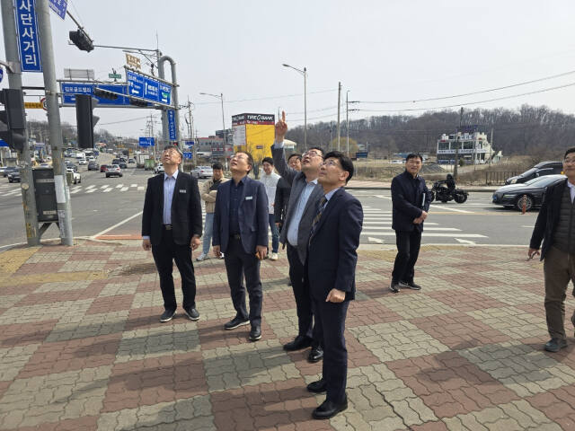 강신명 인천조달청장이 관계자들과 김포시 지능형교통시스템 설치 현장을 둘러보고 있다. 인천조달청 제공