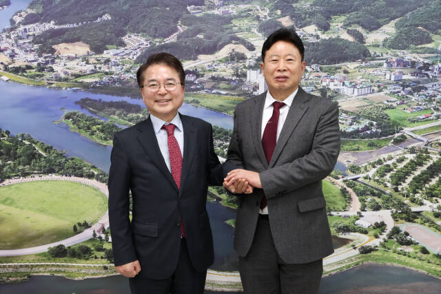서태원 가평군수(오른쪽)가 육동한 춘천시장과 기념촬영을 하고 있다. 가평군 제공