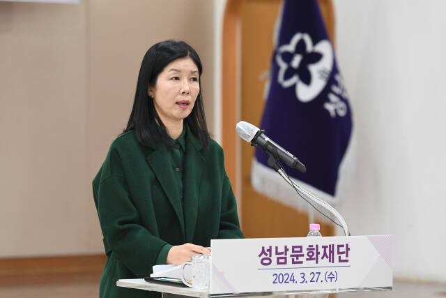 서정림 성남문화재단 대표이사가 27일 성남시청 한누리에서 문화도시로 거듭 나겠다는 내용으로 기자회견을 하고 있다. 성남시 제공
