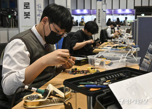지난해 열린 '2023 경기도기능경기대회'에서 지능형로봇 부분에 참가한 학생들이 설계 및 조립을 하고 있는 모습. 경기일보DB