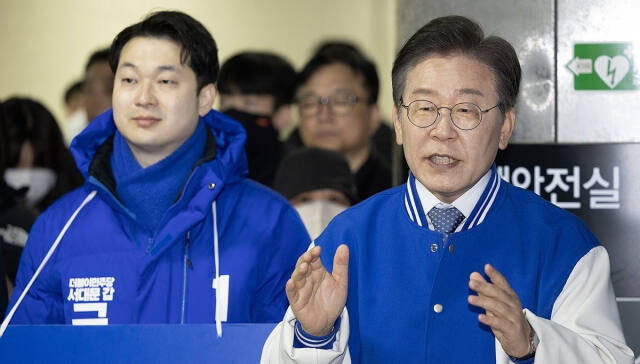 더불어민주당 이재명 대표가 26일 서대문구 아현역에서 김동아 후보와 시민들에게 인사하고 있다. 연합뉴스