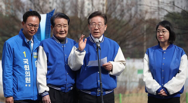더불어민주당 이재명 상임공동선대위원장이 27일 충북 청주시 청원구의 상가 밀집지역을 방문, 기자회견을 하고 있다. 연합뉴스