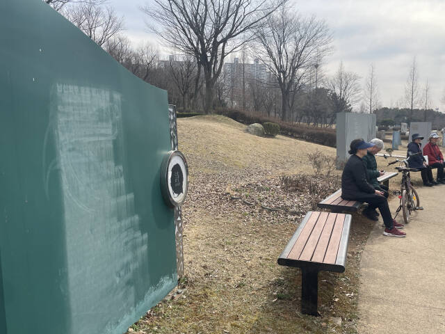 27일 안산시 상록구 호수공원 내 시(詩)테마동산의 철제 조형물이 내용이 지워진 채 방치돼 있다. 금유진기자