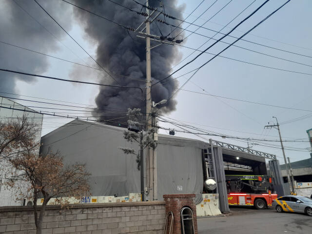인천 서구 왕길동 창고 화재 모습. 인천소방본부 제공