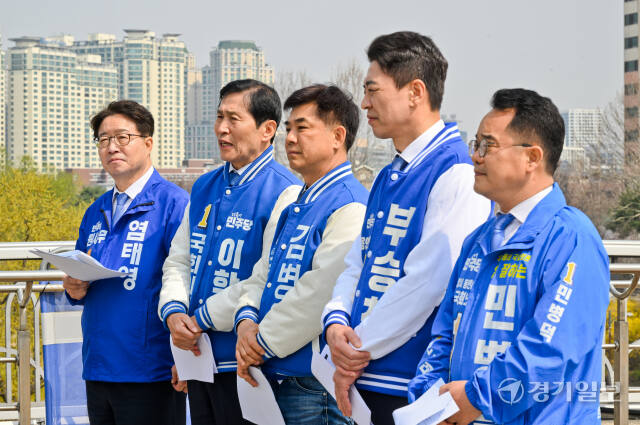 27일 오전 성남시 분당구 신기교에서 제22대 국회의원선거 더불어민주당 후보들이 재건축 원팀 공동기자회견을 하고 있다. (왼쪽부터) 염태영 (수원 무), 이학영 (군포시), 김병욱 (성남 분당구을), 부승찬 (용인병), 민병덕 (안양 동안구갑) 후보.