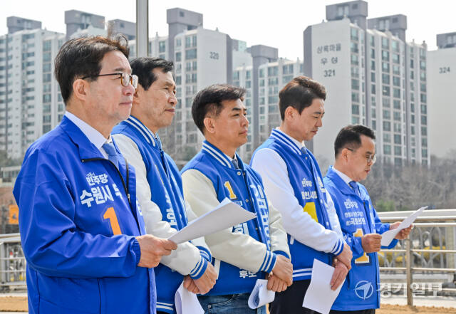 27일 오전 성남시 분당구 신기교에서 제22대 국회의원선거 더불어민주당 후보들이 재건축 원팀 공동기자회견을 하고 있다. (왼쪽부터) 염태영 (수원 무), 이학영 (군포시), 김병욱 (성남 분당구을), 부승찬 (용인병), 민병덕 (안양 동안구갑) 후보.