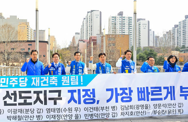 27일 오전 성남시 분당구 신기교에서 제22대 국회의원선거 더불어민주당 후보들이 재건축 원팀 공동기자회견을 하고 있다. (왼쪽부터) 염태영 (수원 무), 이학영 (군포시), 김병욱 (성남 분당구을), 부승찬 (용인병), 민병덕 (안양 동안구갑) 후보.