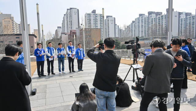 27일 오전 성남시 분당구 신기교에서 제22대 국회의원선거 더불어민주당 후보들이 재건축 원팀 공동기자회견을 하고 있다.