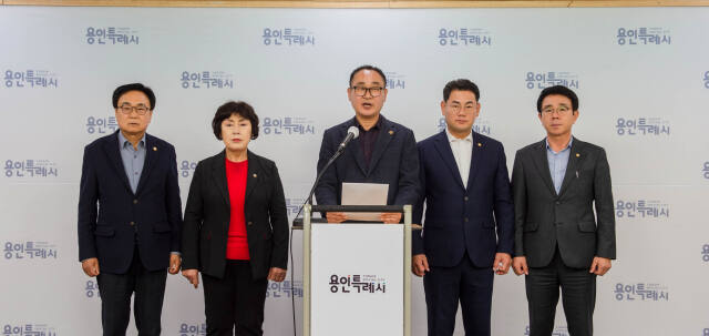 27일 오후 용인특례시청 브리핑룸에서 국민의힘 용인갑 지역구 시·도의원들이 이상식 후보 의혹 입장 표명 기자회견을 진행하고 있다. 김영민 경기도의원 제공