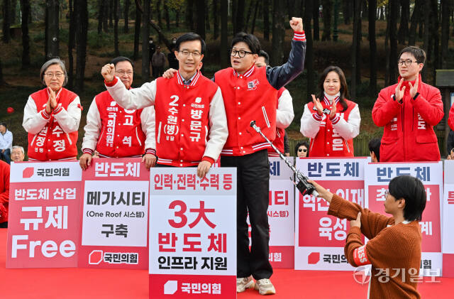 국민의힘 한동훈 비상대책위원장과 수원 등 경기 남부지역 후보들이 27일 올림픽공원(수원특례시 권선구)에서 유권자들에게 인사를 하고 있다. 경기일보DB