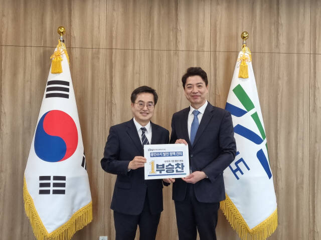 27일 오전 경기도청에서 더불어민주당 부승찬 용인병 국회의원 후보(오른쪽)가 김동연 경기도지사에게 정책을 제안하고 도정 반영을 건의한 뒤 기념촬영을 하고 있다. 부 후보 캠프 제공