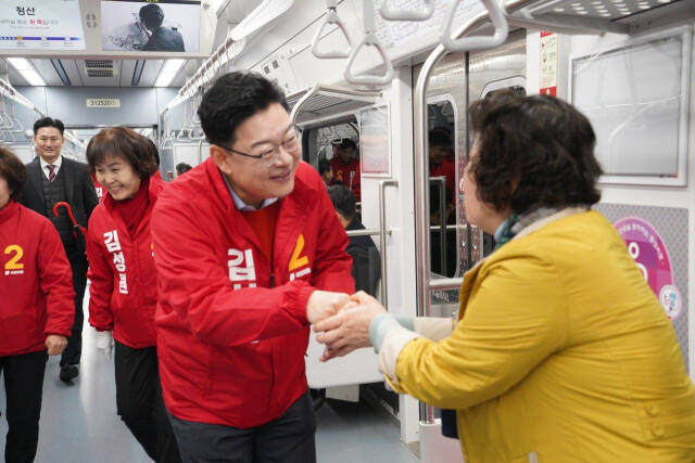 연천역 첫 출발 전철에 탑승,공식 선거운동을 시작한 동두천·양주(은현·남면)·연천 을 김성원 후보. 송진의기자