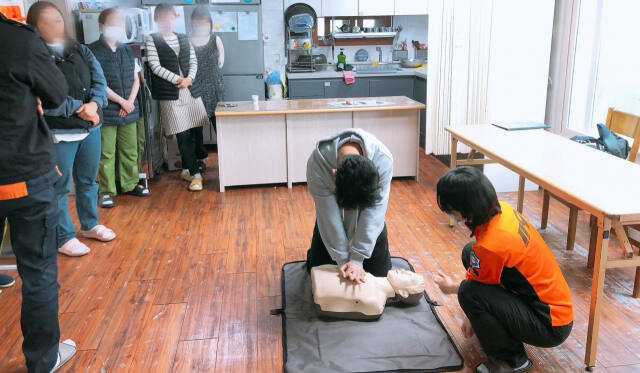 의정부소방서가 관내 피난약자시설을 찾아 소방안전교육을 실시하고 있다. 의정부소방서 제공