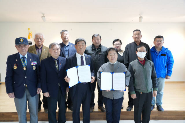 문정복 더불어민주당 시흥갑 국회의원 후보는 최근 시흥시 보훈단체협의회와 ‘보훈회관 설립을 위한 정책협약식’을 체결했다. 문정복 후보 제공