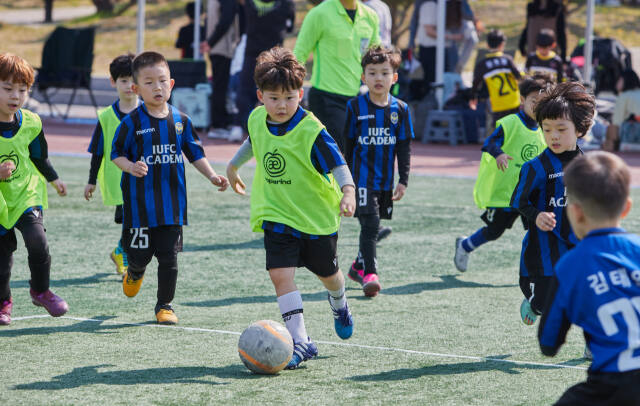 인하대학교 총장배 유소년 축구대회에 참가한 어린이들이 진지한 모습으로 경기에 열중하고 있다. 인하대 제공