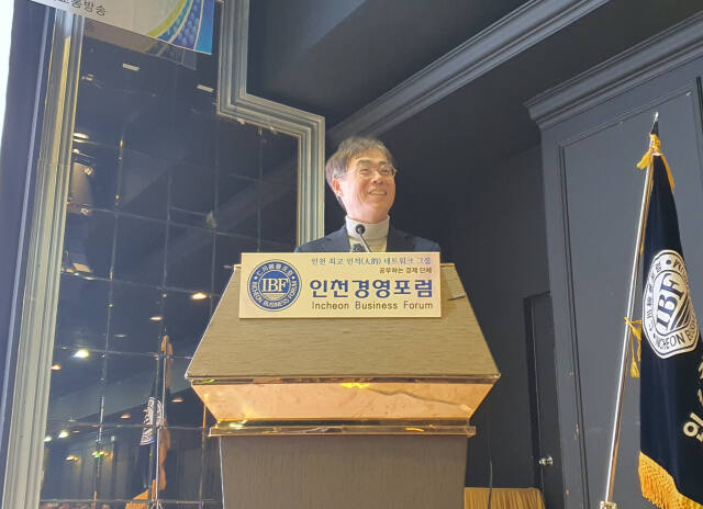 김경율 경제민주주의21 대표가 28일 오전 인천 라마다 송도호텔에서 열린 제468회 인천경영포럼 조찬강연회에서 재벌, 시민단체 등에는 감시의 눈이 필요하다 말하고 있다. 지우현기자